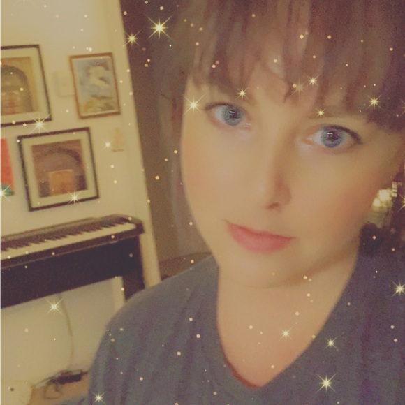 Meet your Posher, Caitlin - Picture 3 of 4